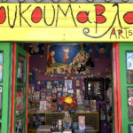 Koukoumavla, eine kleine Buchhandlung auf Patmos, lädt Besucher in die magische Welt der Bücher und Kunst ein