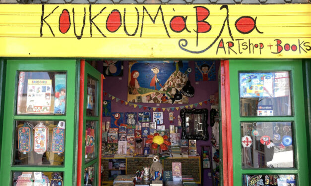 Koukoumavla, eine kleine Buchhandlung auf Patmos, lädt Besucher in die magische Welt der Bücher und Kunst ein